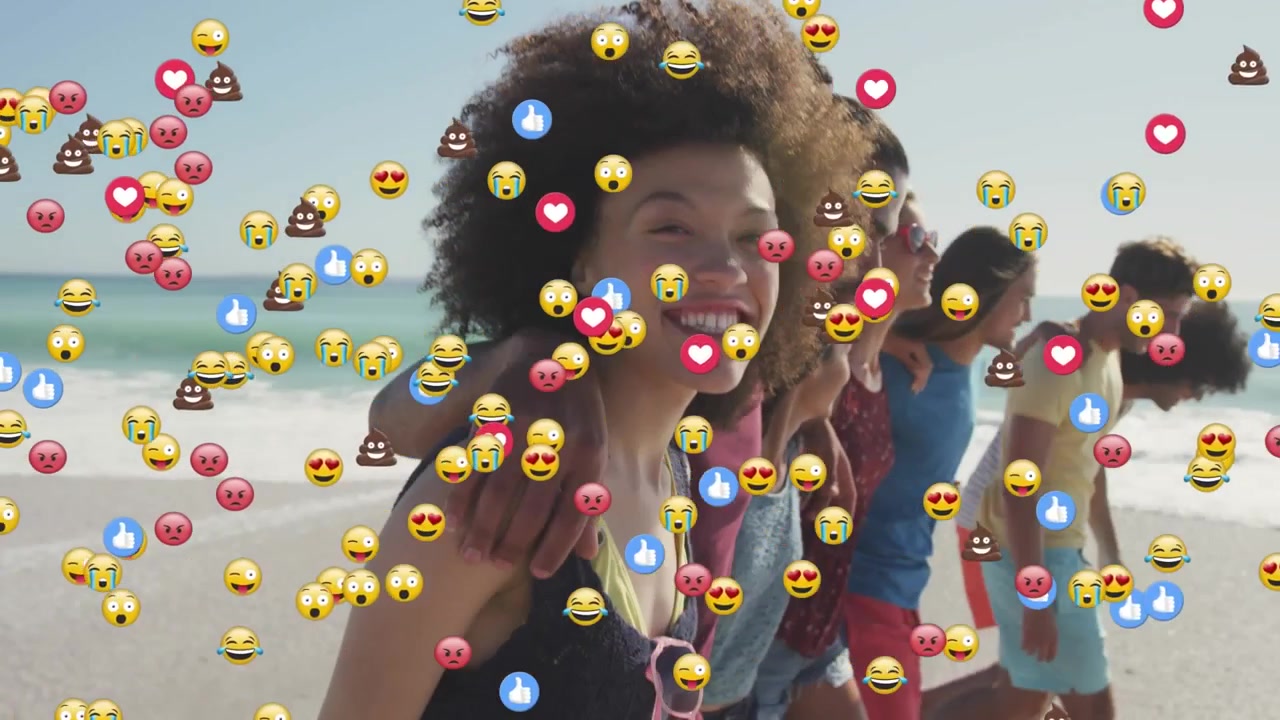 Gruppo di amici che cammina lungo la spiaggia con emoji dei social media