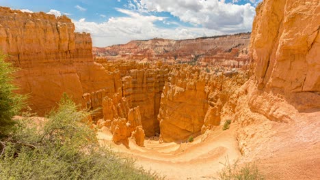 Hikers-Walking-At-Navajo-Loop-Trail-Within-The-Bryce-Canyon-National-Park,-Utah