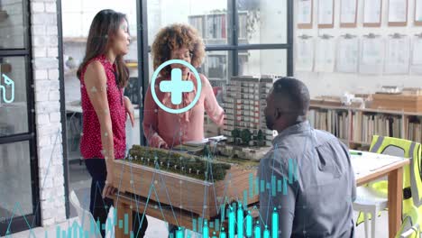 procesamiento de datos e íconos de medios sobre diversos arquitectos discutiendo el modelo de construcción