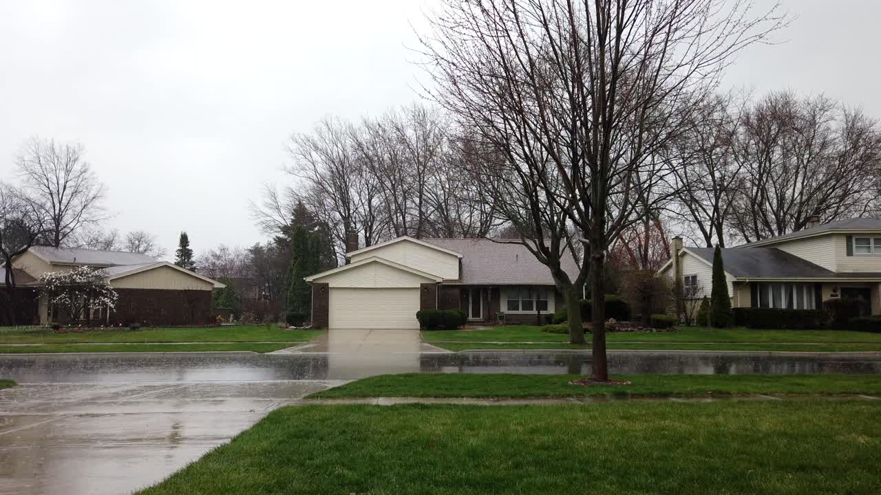 barrio lluvioso vacío en primavera, distanciamiento social, sin personas