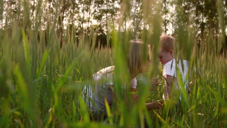 madre y hijo amorosos en el campo para comunicarse y abrazarse, los rayos del sol iluminan el cabello. familia feliz