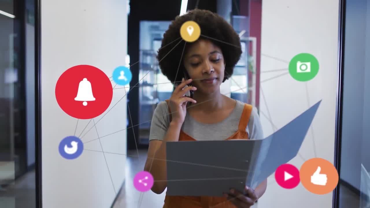Animação de ícones de mídia sobre empresária afro-americana falando no smartphone