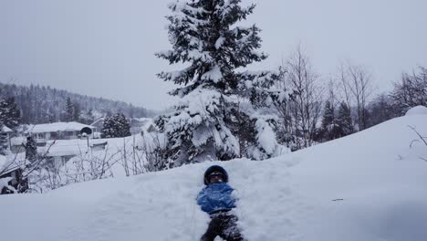 El-Joven-Está-Cayendo-En-La-Gran-Pila-Profunda-De-Nieve-Para-Divertirse-En-Noruega