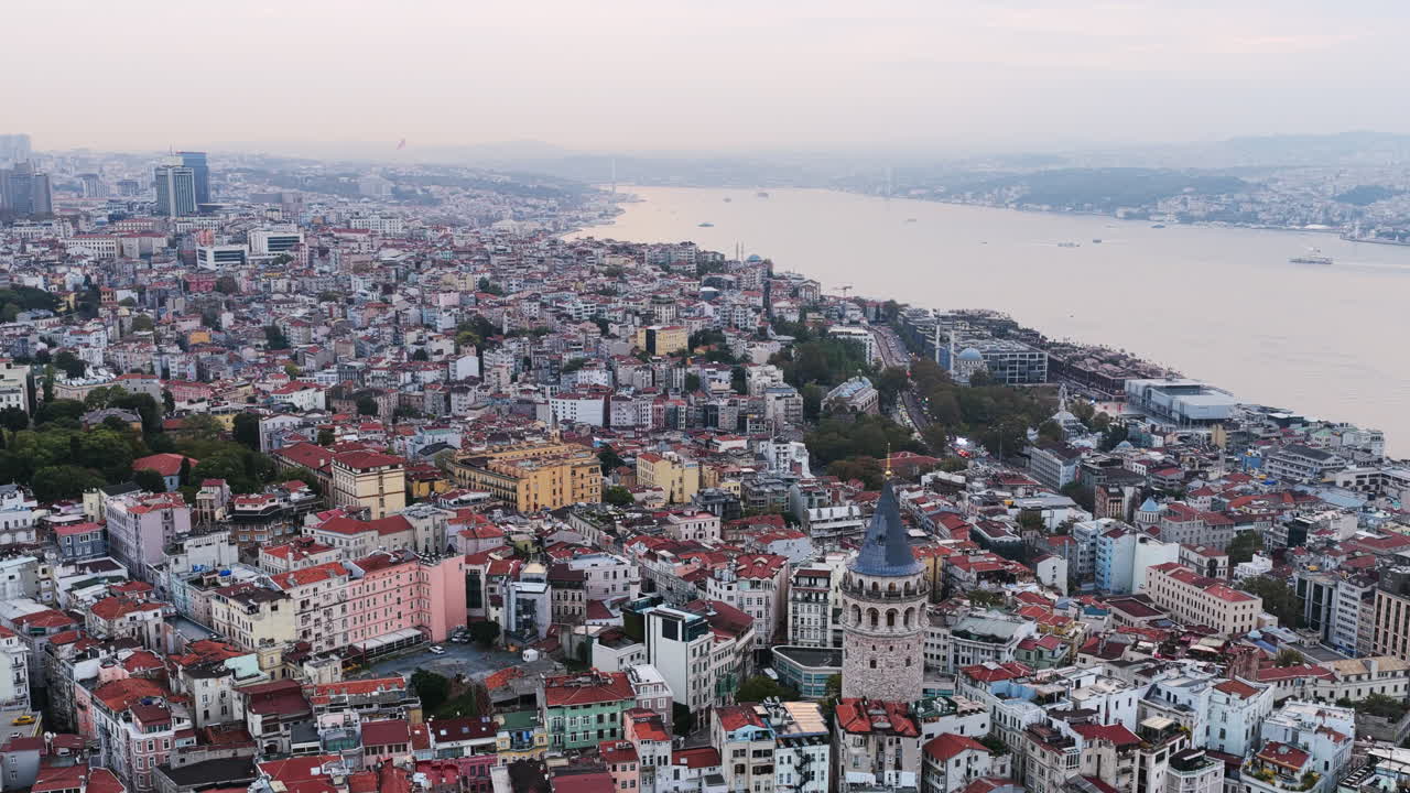 La Torre di Galata si erge vicino al Bosforo, incorniciata da isolati colorati e dal pittoresco lungomare che si estende in lontananza