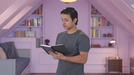 hombre indio feliz leyendo un libro