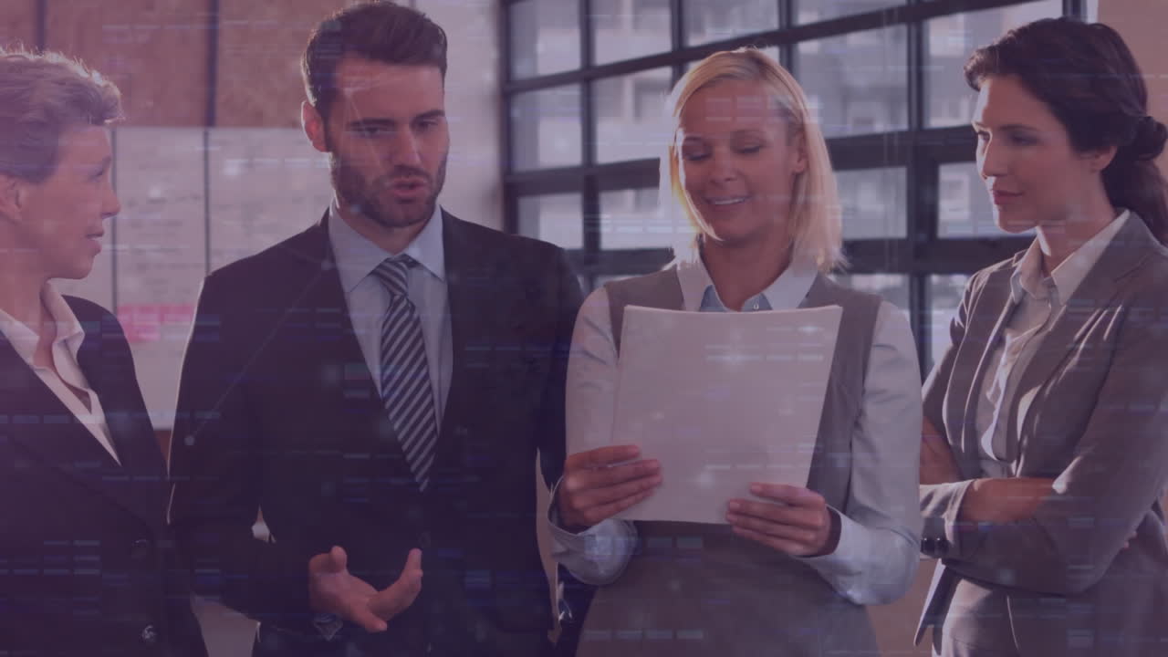 анимация различных коллег, обсуждающих отчеты в офисе над соединенными точками и падающими решетками