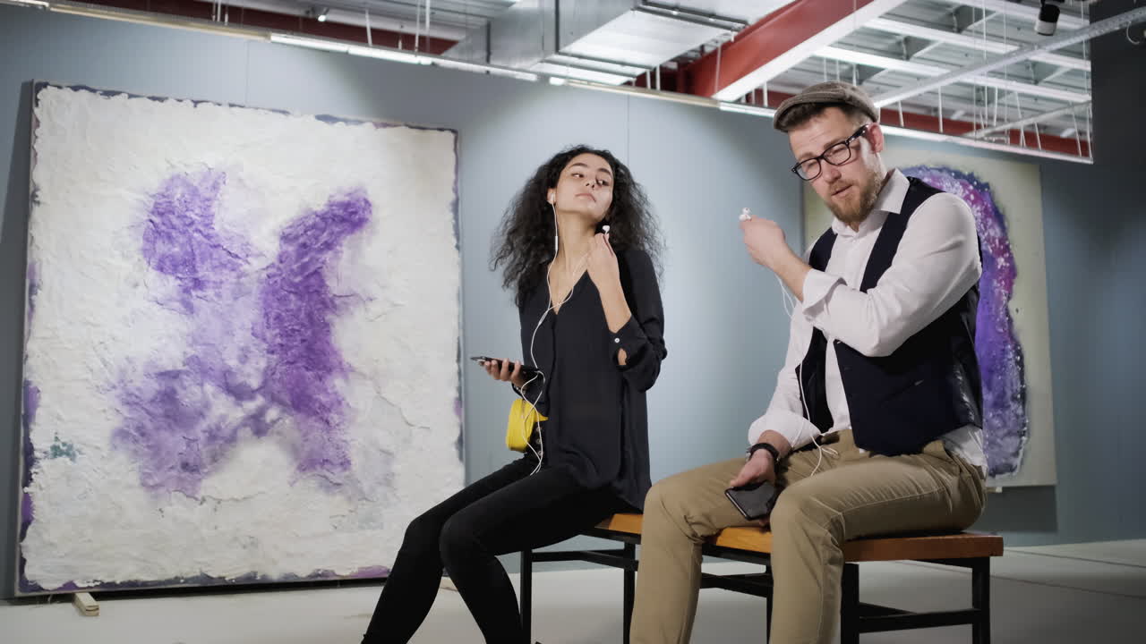 una pareja disfrutando del arte en una galería.