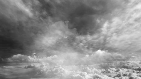 timelapse de nubes grises de tormenta en el cielo gris