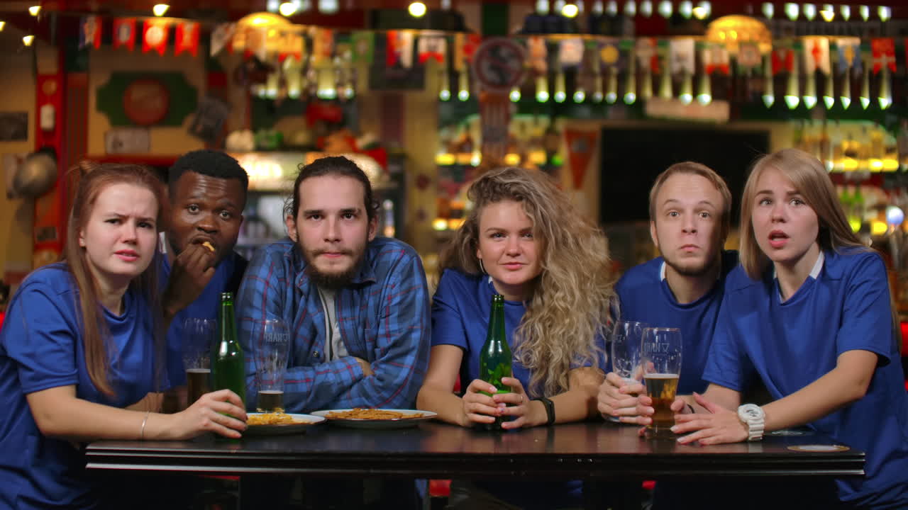 6명의 친구들이 경기를 지켜보고 돌보는 골, 버려진 샤바, 버린 공, 자신의 팀의 경기에서 승리한 점, 자신의 팀의 승리를 축하합니다.