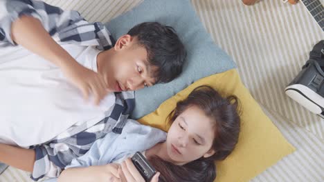 집에서 휴식을 취하는 커플