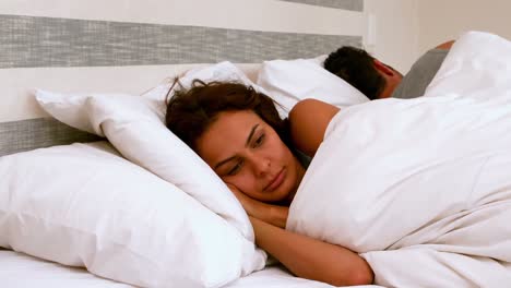 mujer ignorando a su pareja en la cama