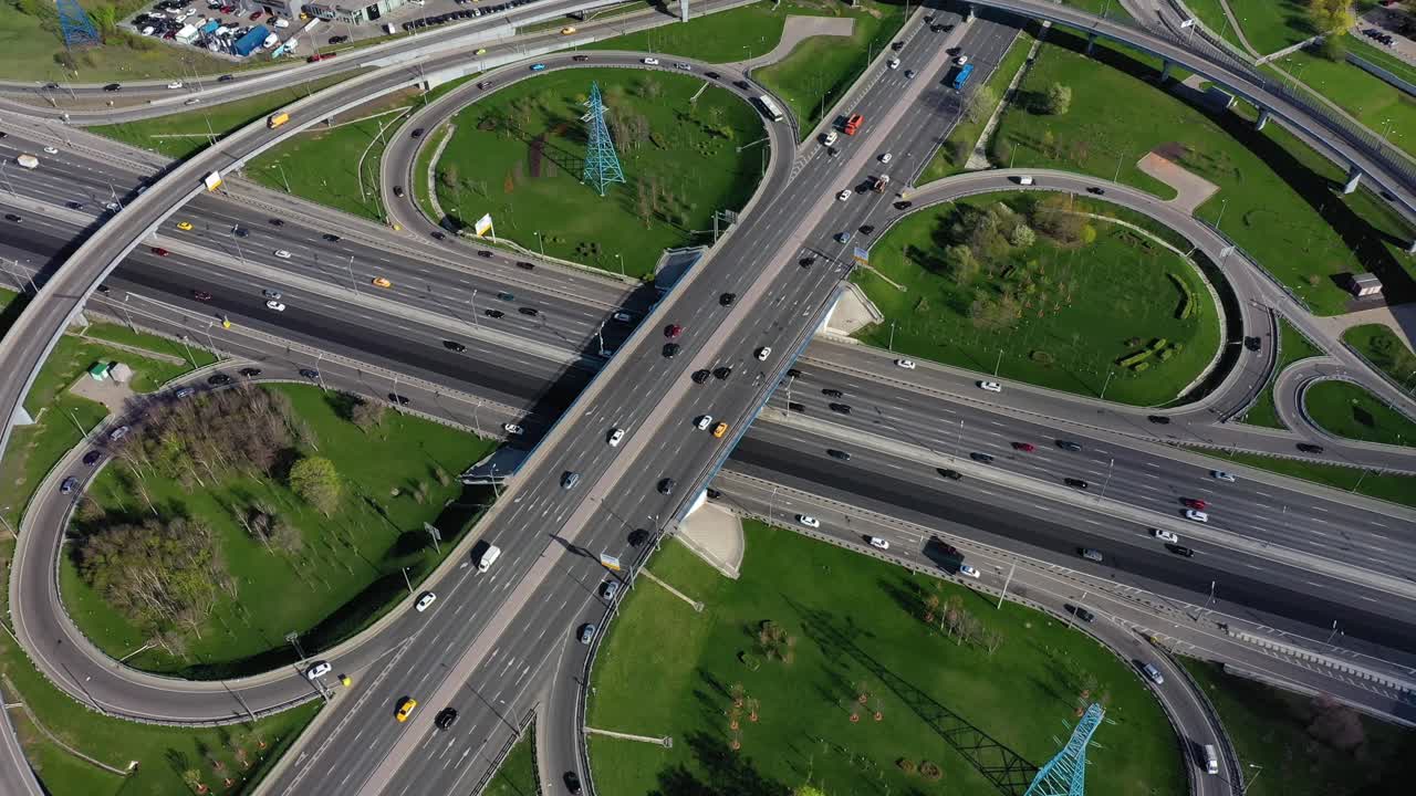 모스크바의 고속도로 교차로 교통 경로의 공중 뷰.