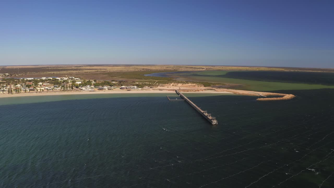 사우스 오스트레일리아의 코핀 베이 (coffin bay) 의 순수한 파란 물의 드론 풍경