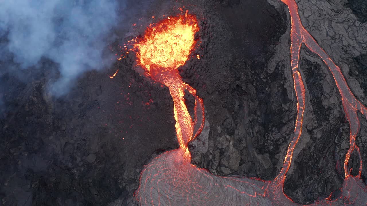 Flyfoto som viser et vulkanutbrudd på Island – ovenfra og ned, droneopptak.