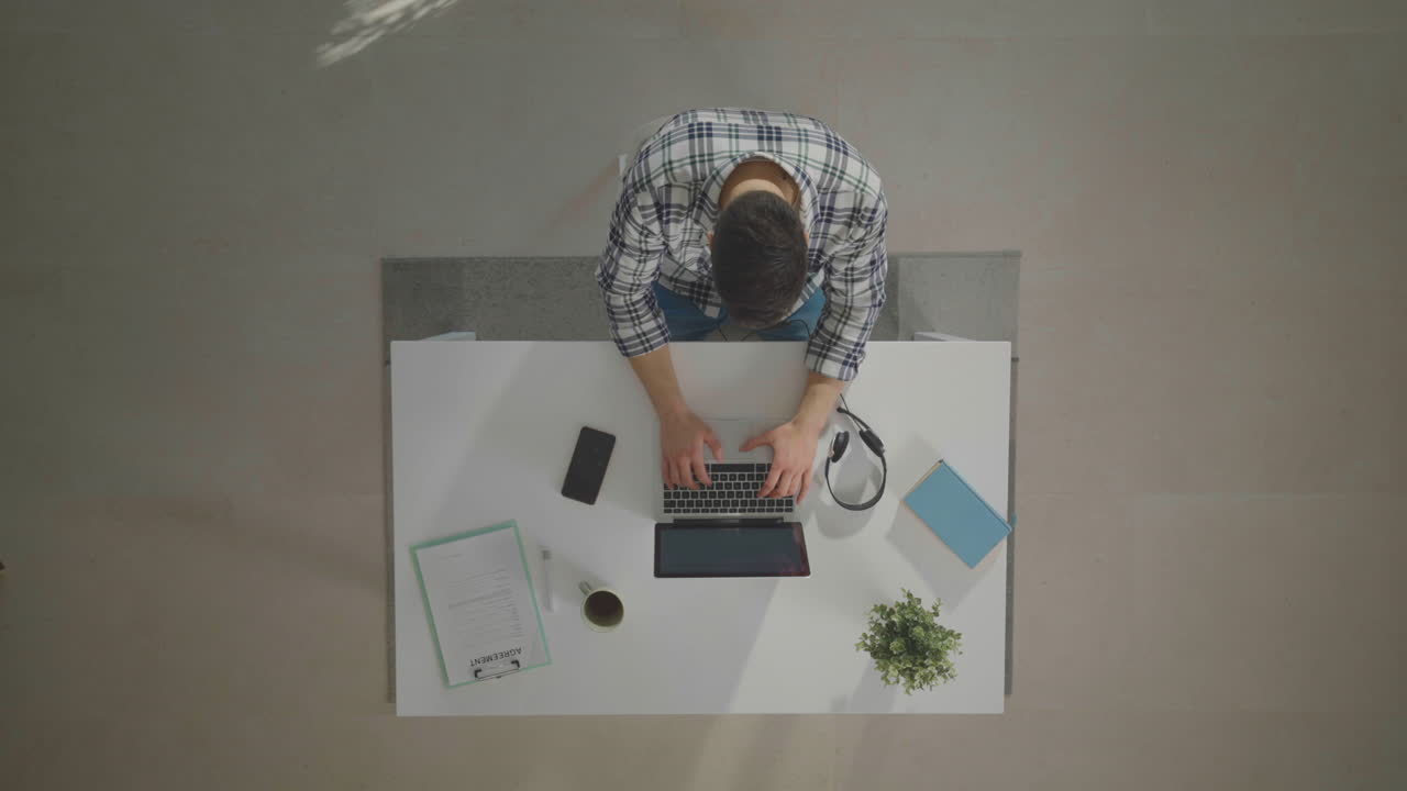 Uomo che lavora al computer a casa