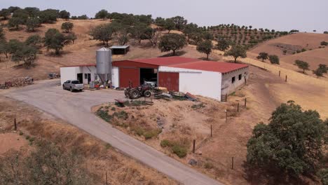 vista aérea sobre el almacén de la granja en el campo de alentejo, portugal - disparo de drones