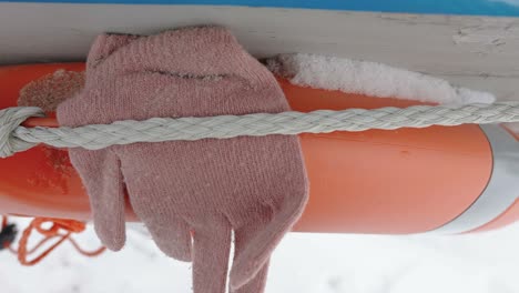 los guantes insertados en la cuerda de la boya en estonia