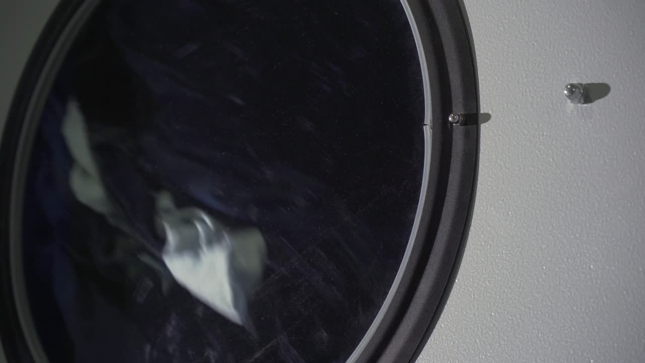 산업용 건조기에서 굴러다니는 옷을 클로즈업