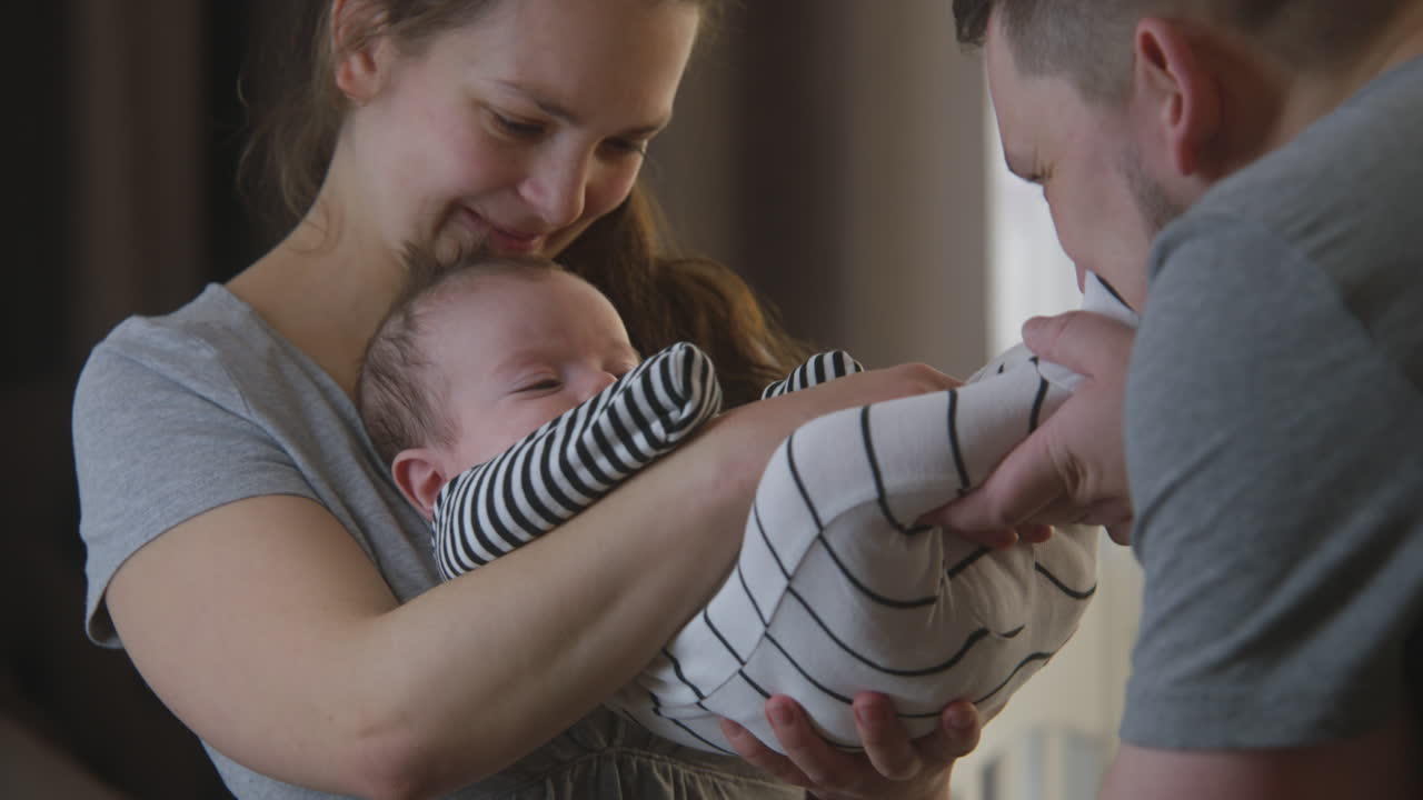 새로 태어난 아기와 함께 행복한 가족