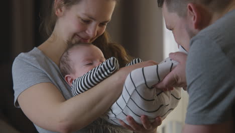 familia feliz con un bebé recién nacido