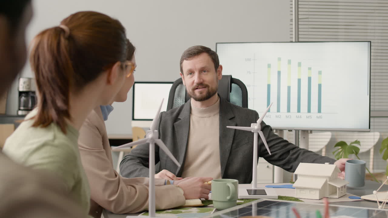 equipo de negocios multiétnico discutiendo sobre proyecto de energía renovable en la oficina 10