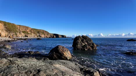 Zeitraffer,-Felsen,-Blaue-Meere,-Einsamer-Strand-Und-Volle-Gezeiten,-Krüge,-Stadtstrand,-Kupferküste,-Waterford,-Irland