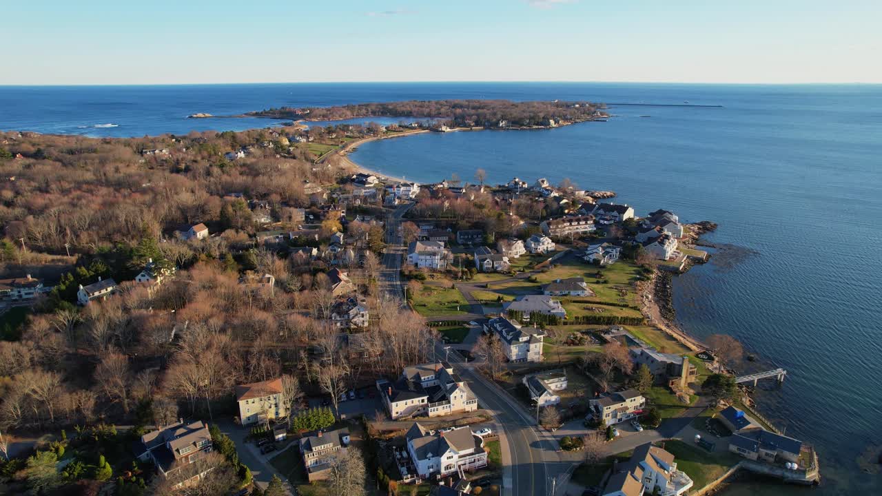 Volo fluido in avanti di un drone sull'area residenziale suburbana tranquilla di Eastern Point, Gloucester, Massachusetts, USA