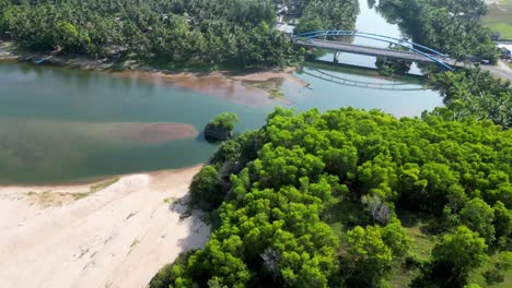 Puente-Azul-Con-Conductores-En-Ambiente-Tropical