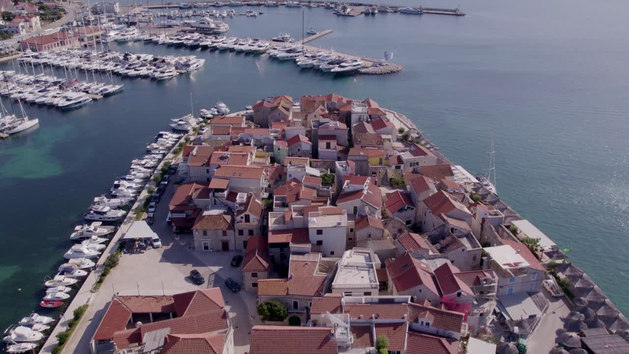 Drönarvy över en pittoresk stad vid det kristallklara havet, Tribunj, Kroatien