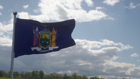 bandera del estado de nueva york, región de los estados unidos, ondeando al viento