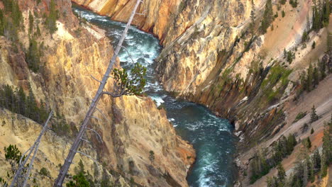 Der-Grand-Canyon-Von-Yellowstone-Mit-Wildwasserstromschnellen