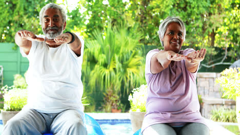 Pareja-Mayor-Haciendo-Ejercicio-En-Casa