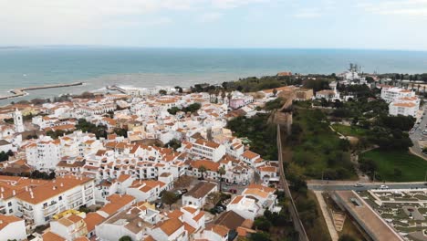 Vista-Panorámica-Del-Casco-Antiguo-De-Lagos-Y-Las-Murallas-De-La-Ciudad-Medieval-Hasta-La-Costa-Atlántica---Toma-De-órbita-Aérea