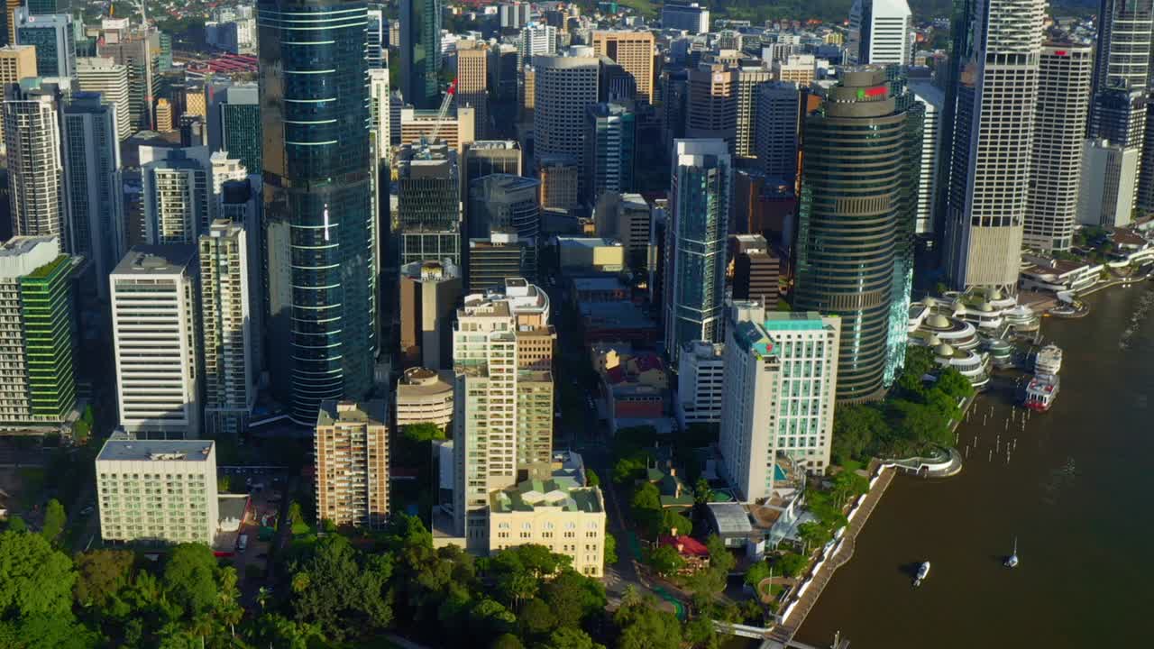 panorama de edificios de gran altura junto con la torre del cielo de brisbane en el estado australiano de queensland