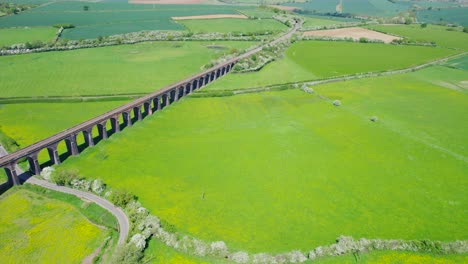 welland viaduct의 파노라마 - 영국의 화창한 여름날 푸른 들판이 있는 seaton viaduct