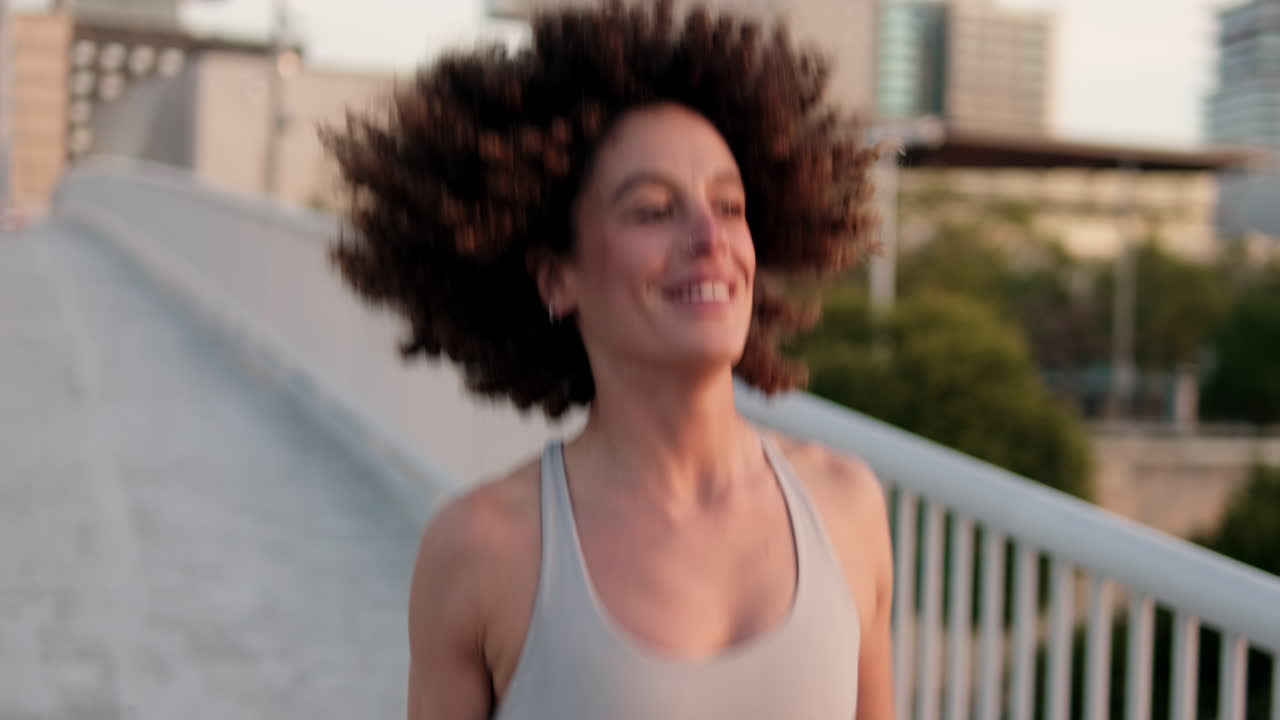 Mulher feliz correndo ao ar livre na cidade