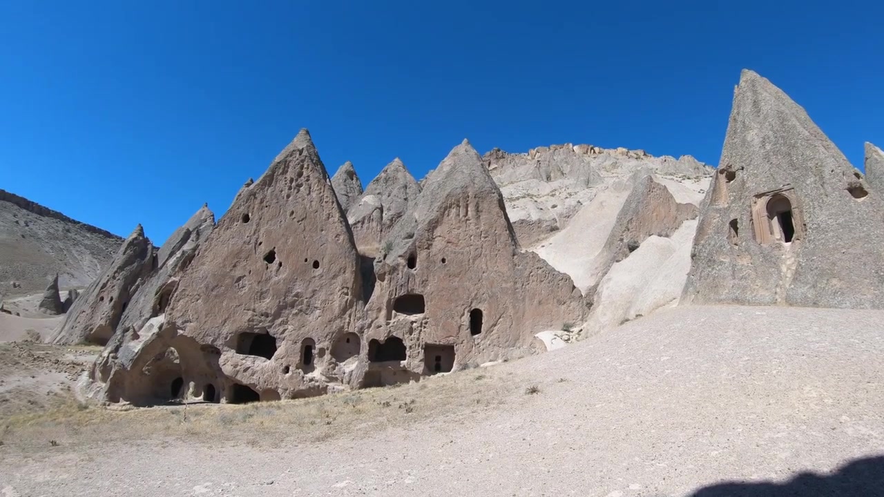 Antiguas viviendas rupestres en el paisaje volcánico de Capadocia