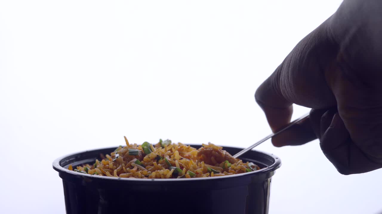 pollo shezwan arroz frito chine comida india recogiendo una cucharada de arroz