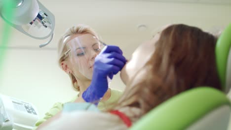 especialista en estomatología que trabaja con el paciente en el consultorio del dentista. tratamiento dental