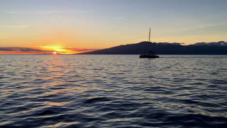 Hermosa-Maui,-Hawaii-Ocean-Puesta-De-Sol-Desde-Un-Barco-Con-Velero-En-El-Horizonte-Frente-A-Molokai,-Hd