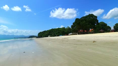 Paradiesischer-Strand-Aus-Weißem-Sand-Mit-Der-Insel-Langkawi,-Malaysia