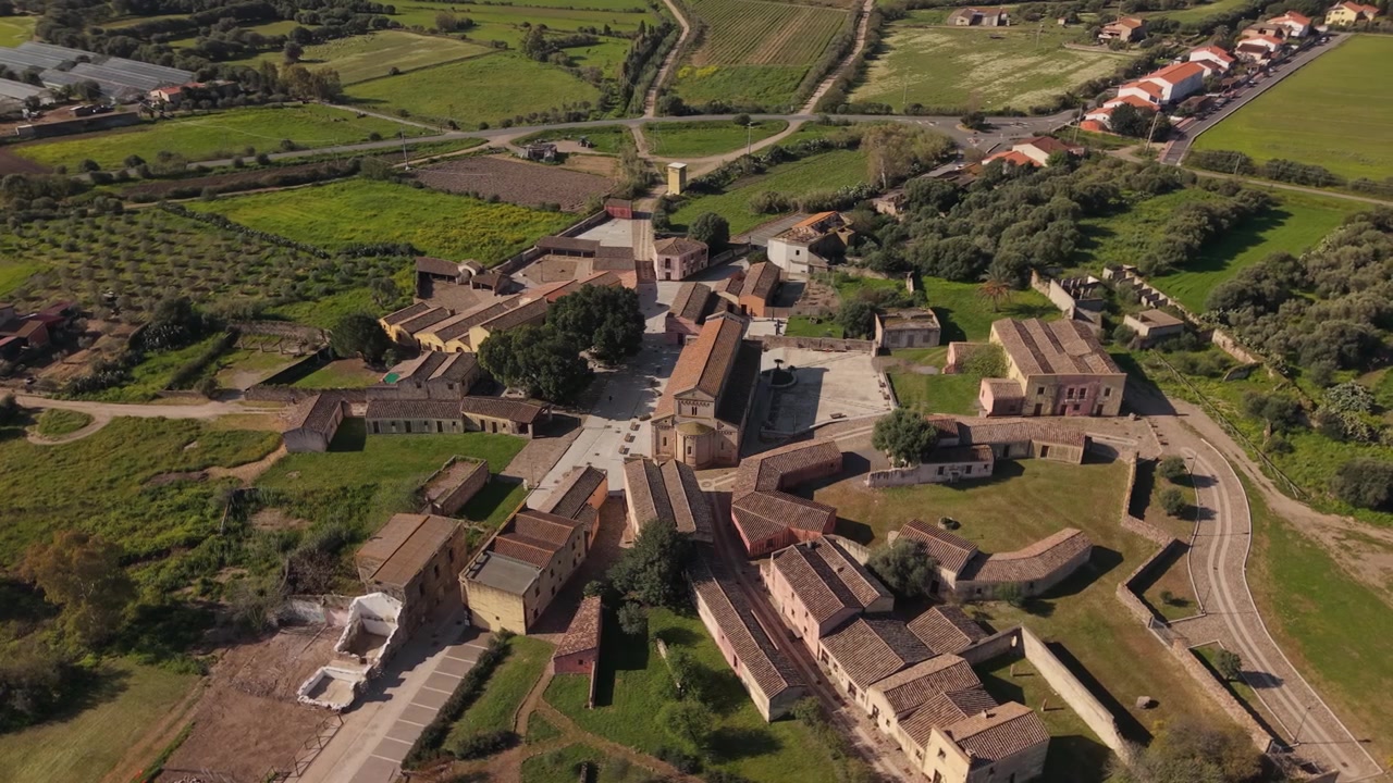 Antico borgo medievale di Tratalias con la Cattedrale di Santa Maria di Monserrato nella Sardegna meridionale, Italia. Ripresa aerea con drone