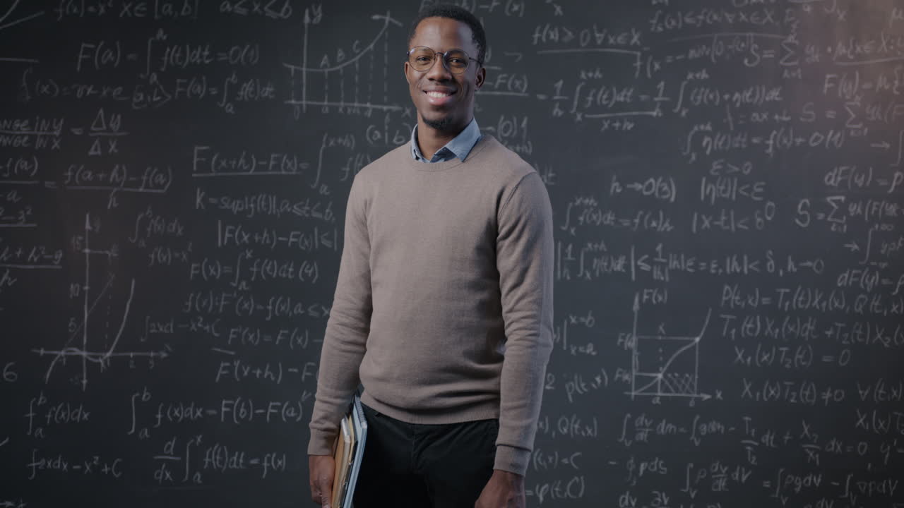 Insegnante davanti a una lavagna con equazioni matematiche