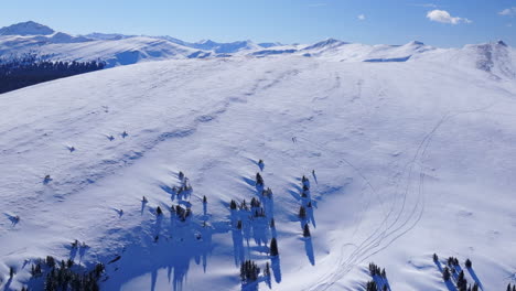 콜로라도 주 뒷마을의 두 스키 선수 ptarmigan hill vail pass colorado aerial drone rocky mountains landscape sunny bluebird sky cold winter morning i70 deep powder 스노우보드 스키 선수 스노우 모빌 backcountry forward