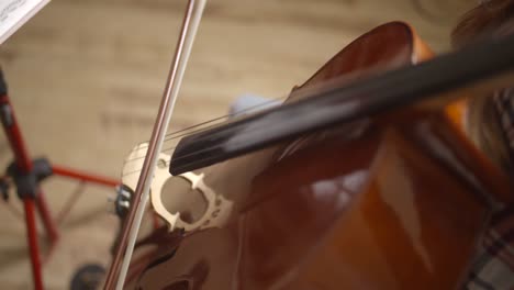 se concentrer sur le jeu du violoncelliste