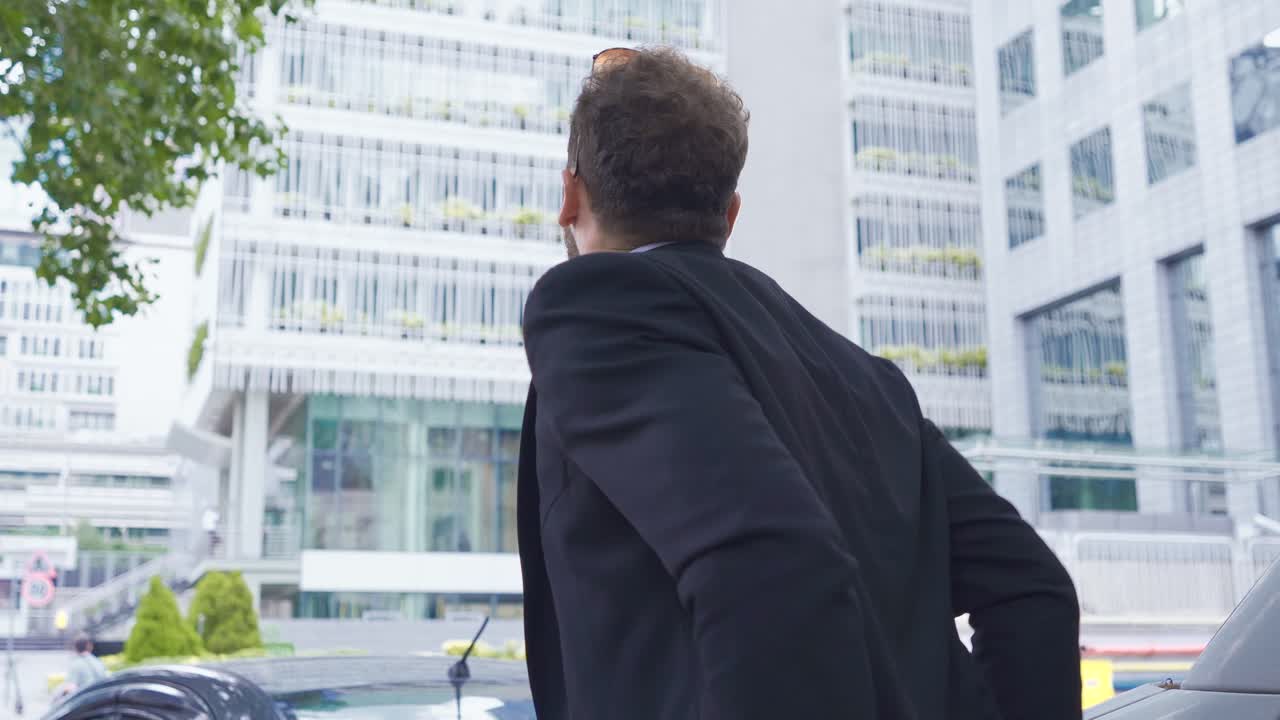 joven hombre de negocios estresado y emocionado.