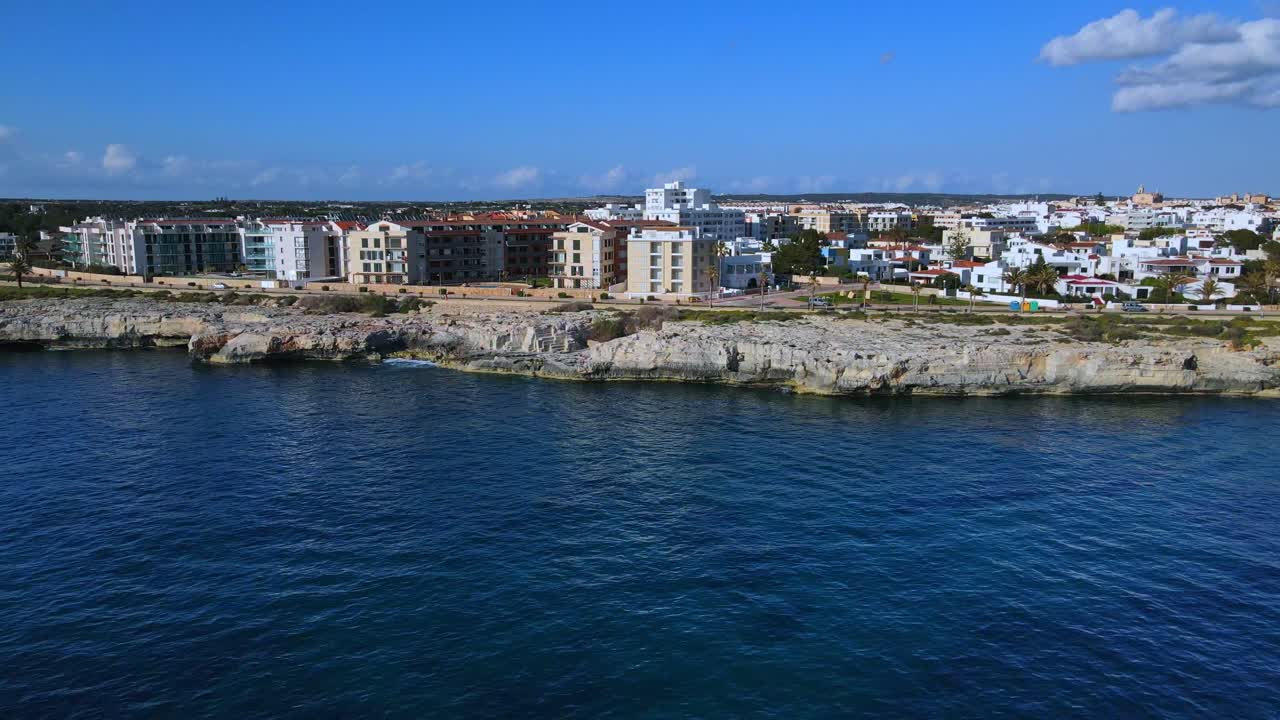 Appartamenti condominiali di lusso situati sulle rive di un fiume mediterraneo in Europa