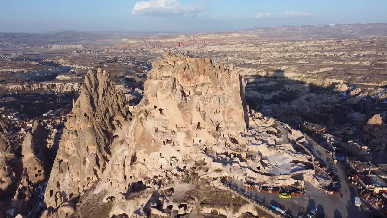 카파도키아 터키의 우치사르 성 요새: 놀라운 사막 풍경 속의 웅장한 바위 요새.