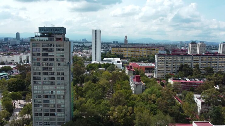 Ripresa panoramica di una bellissima zona residenziale alberata a Tlatelolco, Città del Messico