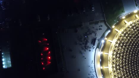 un techo redondo inusual. parece un portal.